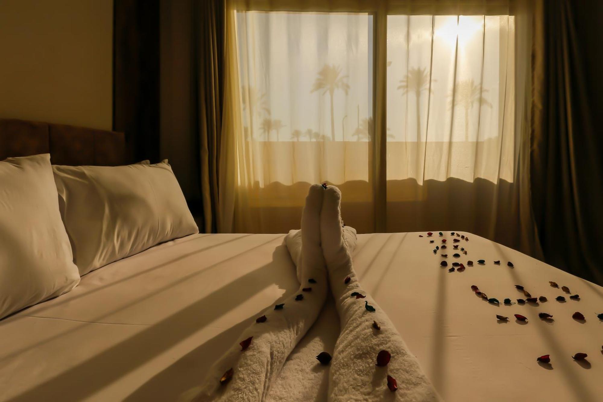 Taj Pyramids View Inn Kafret el-Gabal エクステリア 写真