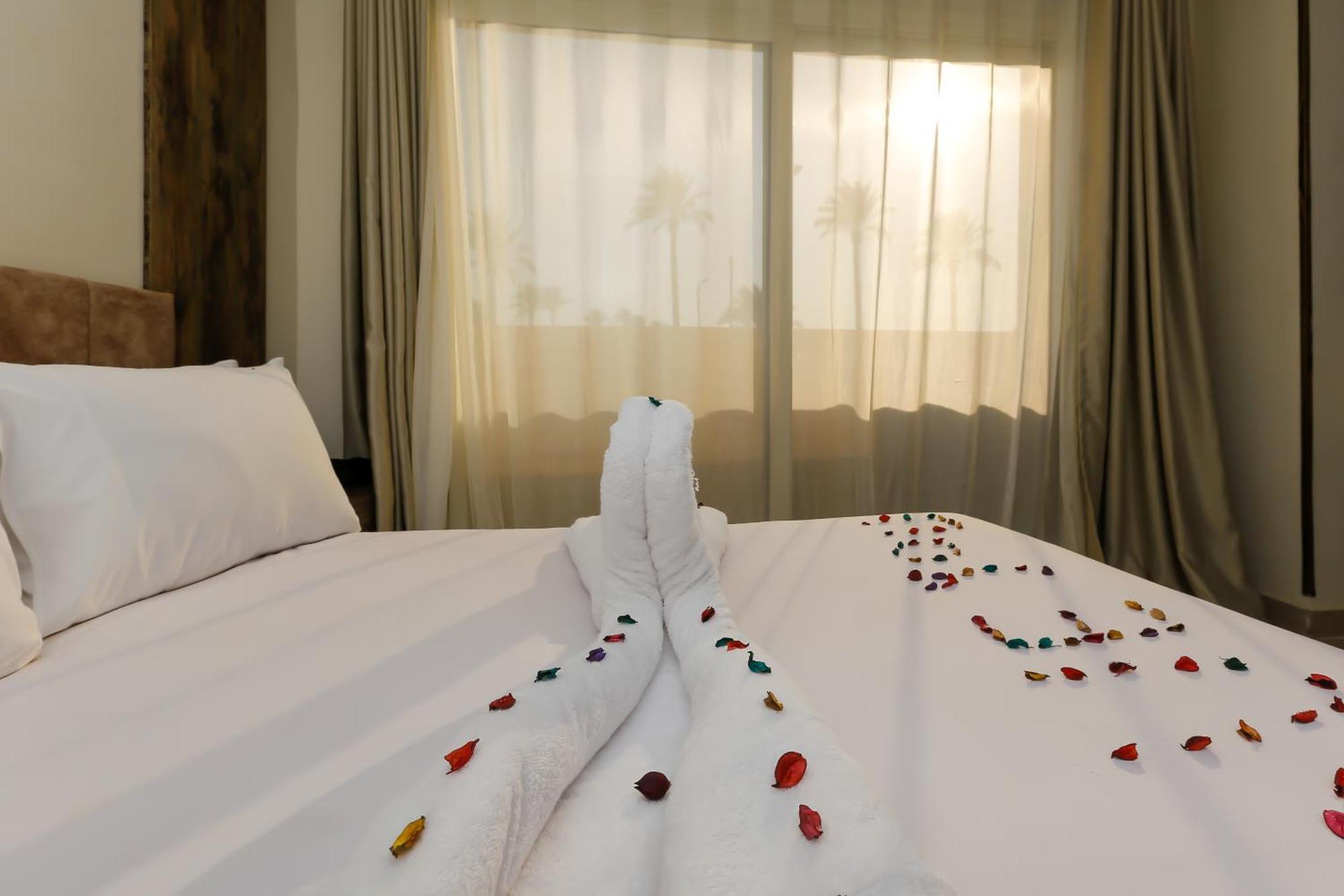 Taj Pyramids View Inn Kafret el-Gabal エクステリア 写真