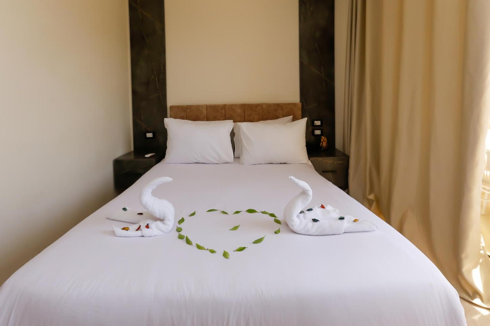 Taj Pyramids View Inn Kafret el-Gabal エクステリア 写真
